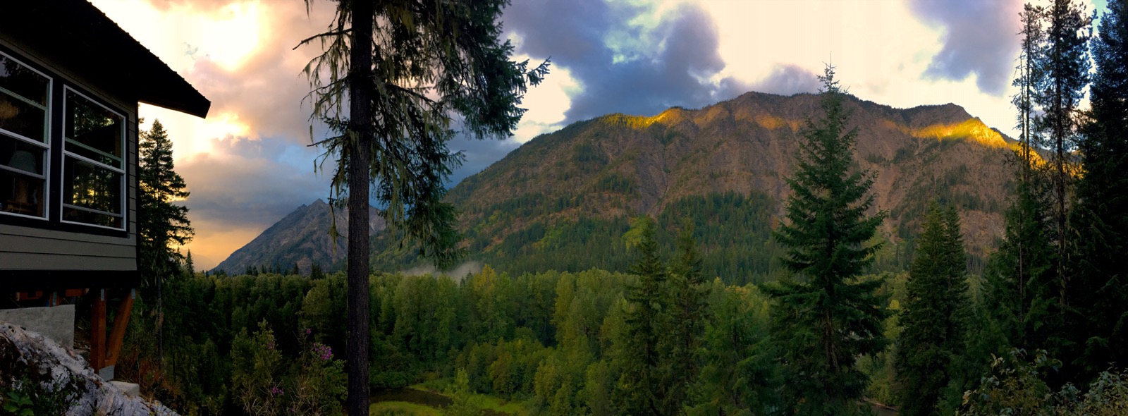 Abbotsford cabin with a panoramic view of Dirtyface Ridge